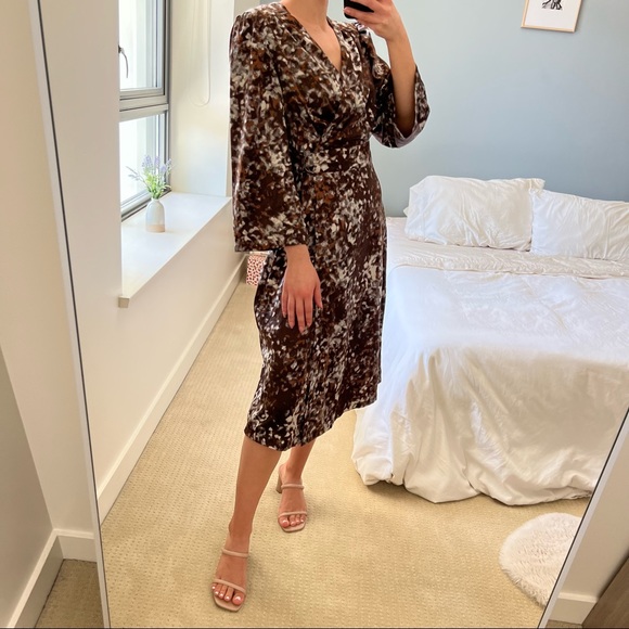 ๐ค Earth tones patterned wrap midi dress - Picture 2 of 8